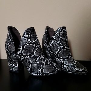 Size 7 Snakeskin Comfort booties